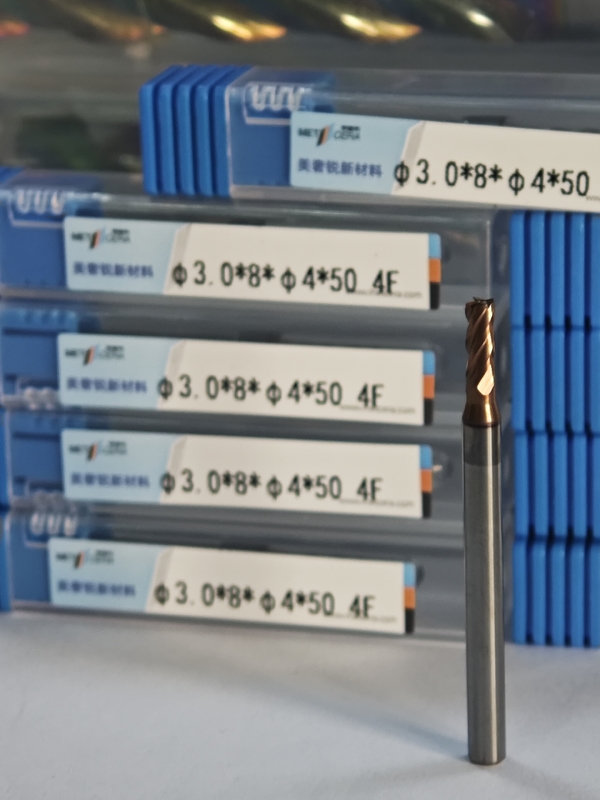 MPE4 코팅 AlCr 코팅 HRC55-60 고체 탄화물 밀링 커터 4 플루트 평면 끝 밀 3mm φ3.0 x 8 x φ4 x 50mm